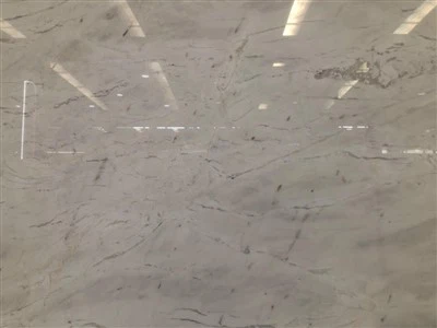 Como a quartzita reage a substâncias ácidas?